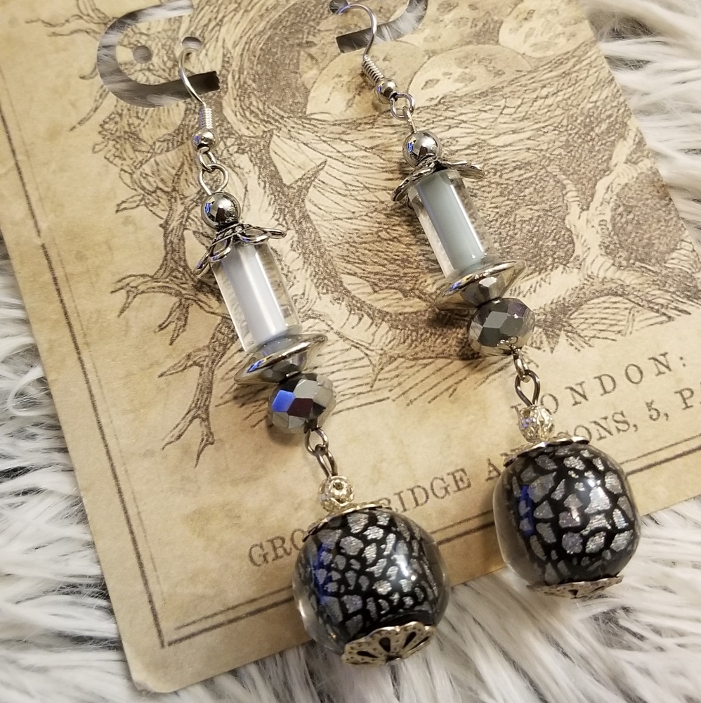 Black White Silver dangle earrings - Picture 3 of 4